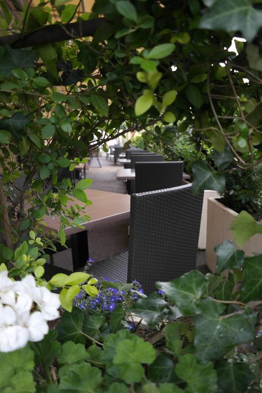 Logis Hotel Restaurant De France Saint-Geniez-dʼOlt Eksteriør billede