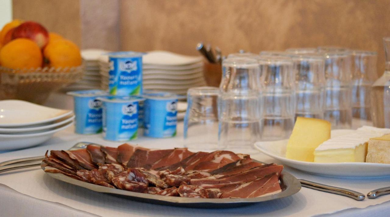 Logis Hotel Restaurant De France Saint-Geniez-dʼOlt Eksteriør billede
